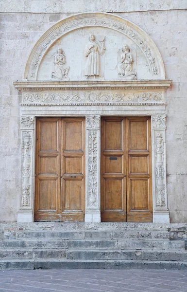 Drzwi drewniane. Bazylika St. francesco. Asyż. Umbria. — Zdjęcie stockowe