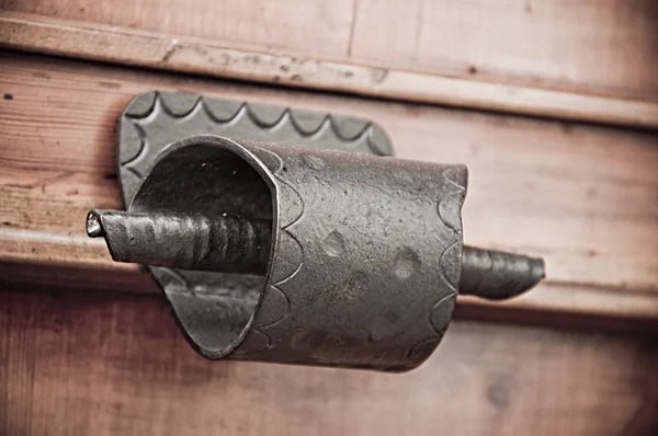 Maniglia antica su porta in legno di alloro . — Foto Stock