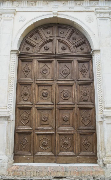 Kościół St. francesco. drewniany portal. Montefalco. Umbria. — Zdjęcie stockowe