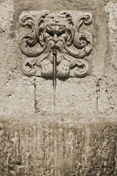 Historiska fontän. Spoleto. Umbrien. — Stockfoto