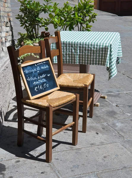 Tafel en stoelen. — Stockfoto