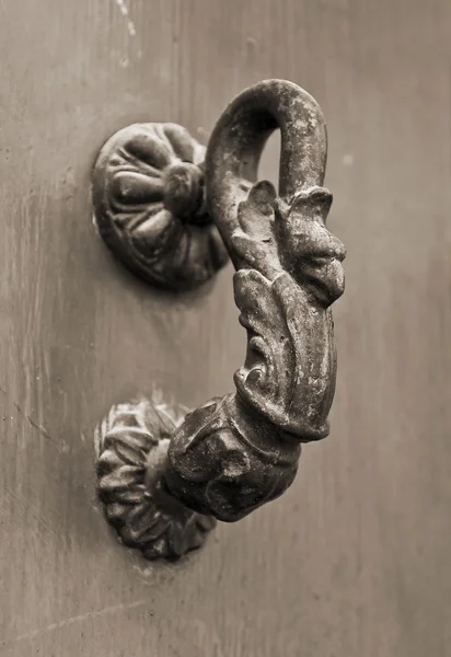 Aged door handle on wooden door. — Stock Photo, Image
