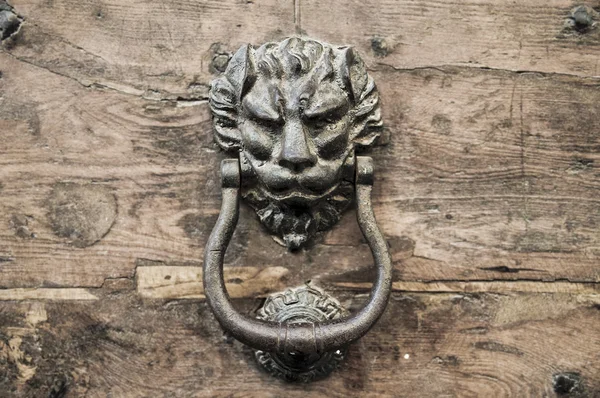Batedor de portas na porta de madeira . — Fotografia de Stock