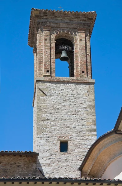 聖ベネディクトの鐘楼の教会。グッビオ。ウンブリア州. — ストック写真