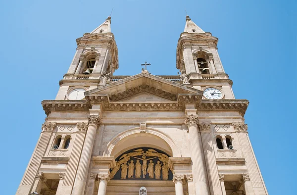 不锈钢立式 cosma e 圣达米亚诺大教堂。阿尔贝罗贝洛。阿普利亚. — 图库照片