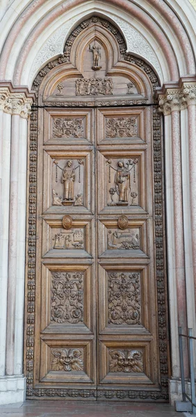 Portale in legno. Basilica di San Francesco. Assisi. Umbria . — Foto Stock