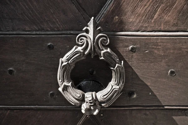 Golpeador de puerta en la puerta de madera . —  Fotos de Stock