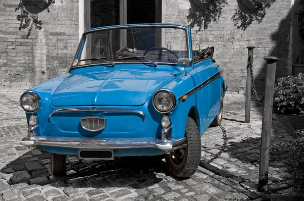 Mavi eski model araba. — Stok fotoğraf