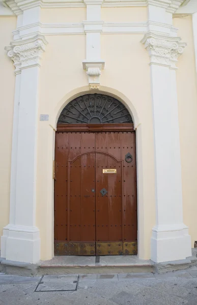 Dřevěná portál. Matera. Basilicata. — Stock fotografie