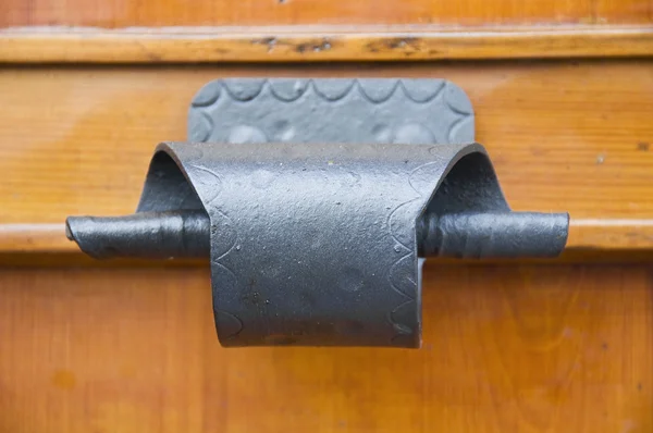 Starověké úchyt na allwood dveře. — Stock fotografie