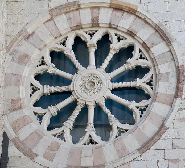 バラ窓。サン ・ ジュゼッペ修道院。アッシジ。ウンブリア州. — ストック写真