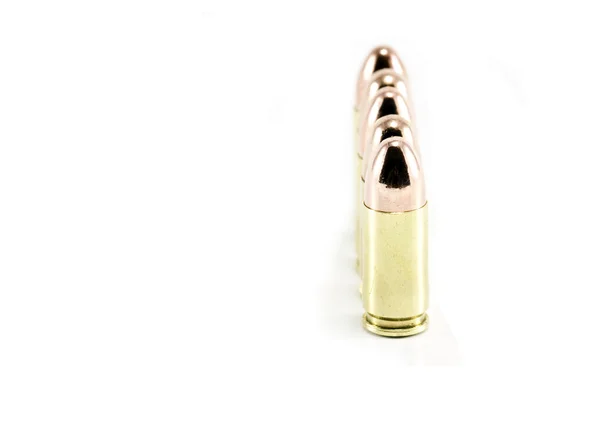 Balas de 9mm alinhadas em uma linha — Fotografia de Stock