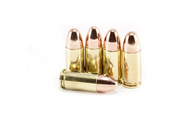 Cinque proiettili 9mm isolati su bianco — Foto Stock