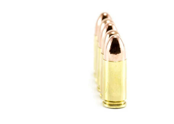 Balas de 9mm alinhadas em uma linha — Fotografia de Stock