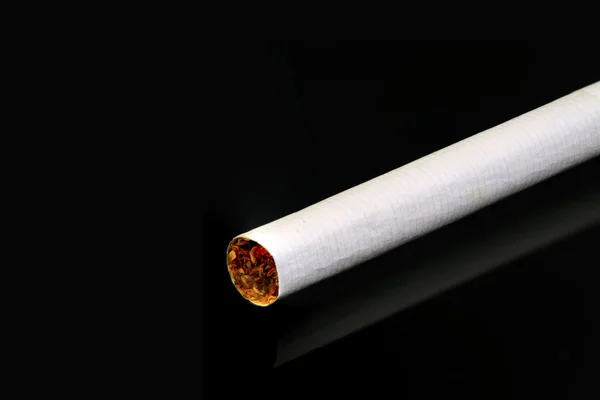 Sigaret geïsoleerd op zwart — Stockfoto