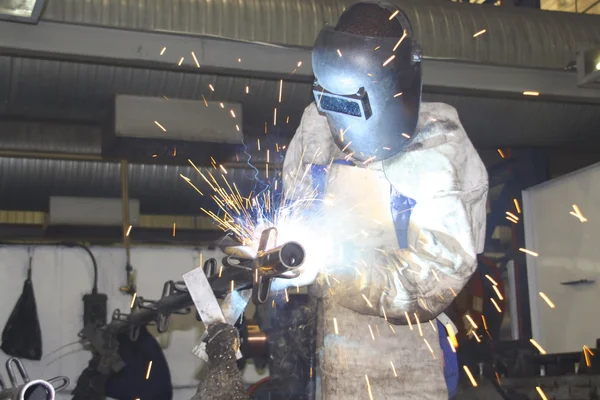 Labourer arc welding — Stock Photo, Image