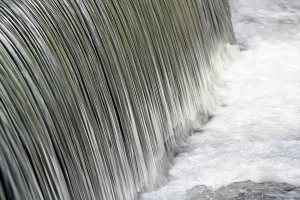 Litet vattenfall i ett naturreservat — Stockfoto