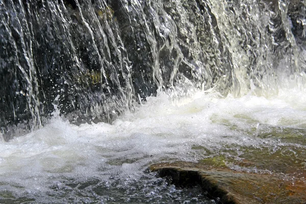 Pequena cachoeira em uma reserva natural — Fotografia de Stock