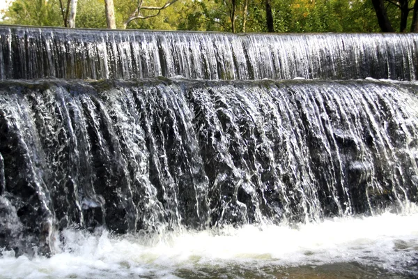 Piccola cascata in una riserva naturale — Foto Stock