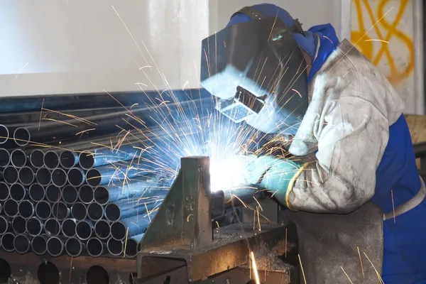 工厂工人焊接 免版税图库图片