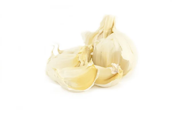 Зерно чеснока на белом — стоковое фото