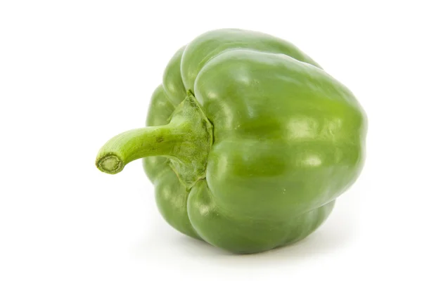 Зеленый перец на белом — стоковое фото