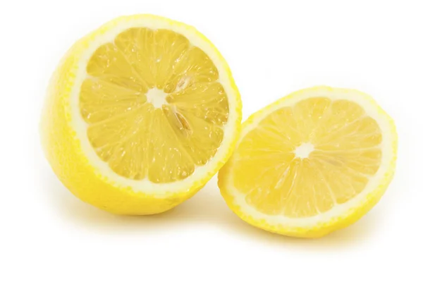 Skivad citron på vit — Stockfoto