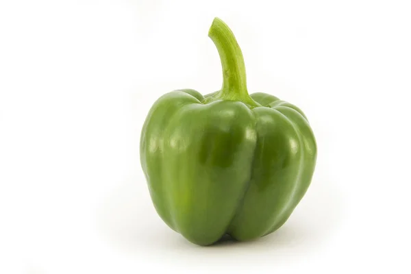 Groene peper op witte — Stockfoto