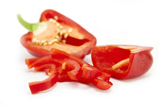 Gesneden rode peper (voorgrond) — Stockfoto