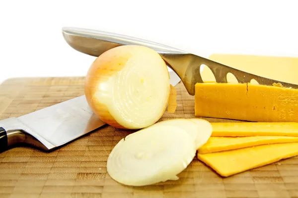 Queso y cebolla con cuchillos Imagen De Stock