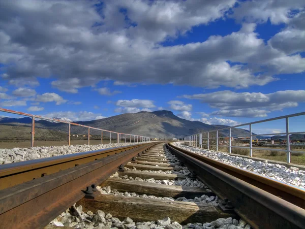Eisenbahn nach Albanien über den Fluss Cijevna. Stockbild