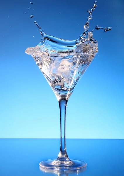Splash martini em azul — Fotografia de Stock