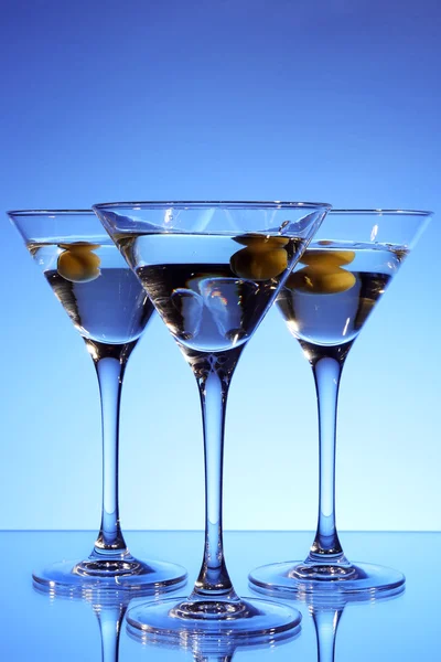 Martiniglas met olijfolie binnen — Stockfoto