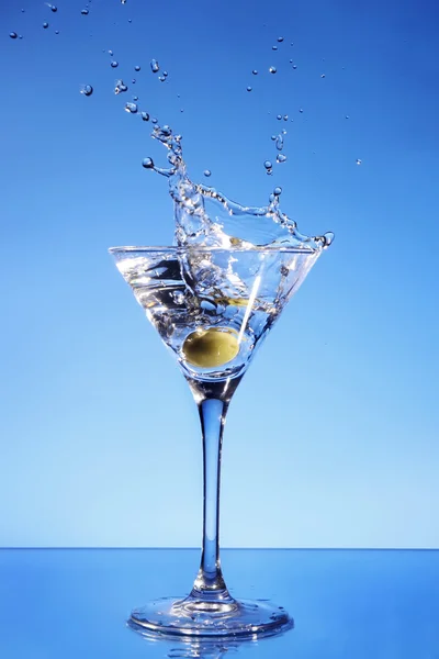 Azeitona salpicando em um copo Martini — Fotografia de Stock