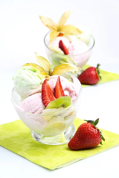 과일이 곁들여진 아이스크림 — 스톡 사진