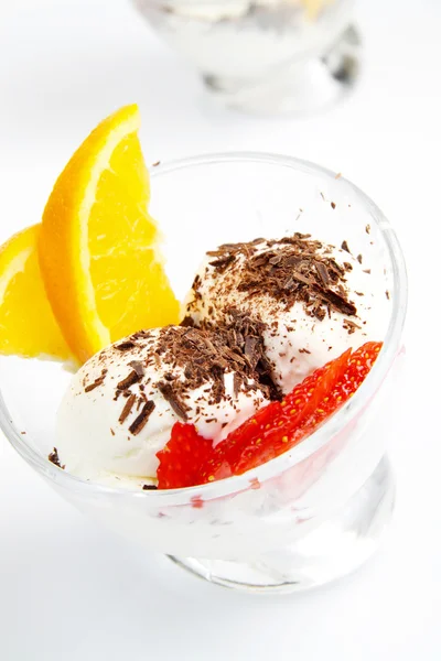 Морозиво з шоколадом та фруктами — стокове фото