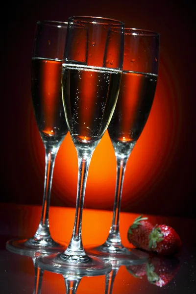 Copa de champán con fresa — Foto de Stock