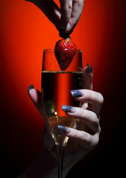Champagneglas med jordgubbe — Stockfoto