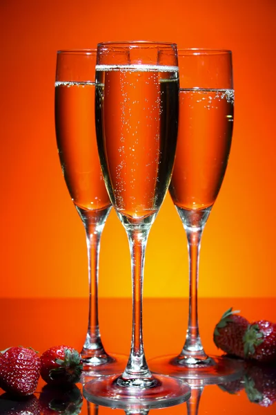 Glas champagne med jordgubbe — Stockfoto