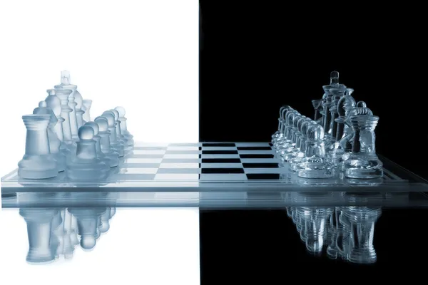 Schackpjäser på ett glas schackbräde Royaltyfria Stockbilder