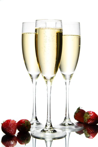 Glas champagne med jordgubbe Royaltyfria Stockfoton