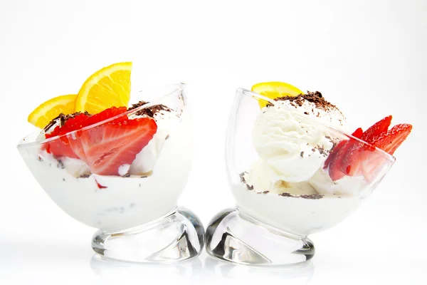 冰淇淋与巧克力和水果 — 图库照片