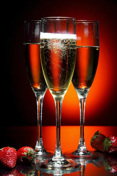 Kieliszek szampana z truskawkami — Zdjęcie stockowe