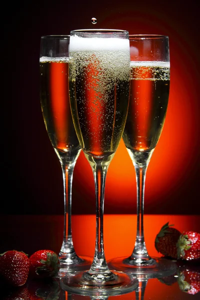 Kieliszek szampana z truskawkami — Zdjęcie stockowe