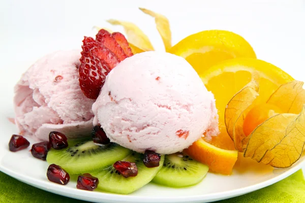 冰淇淋加水果 免版税图库照片