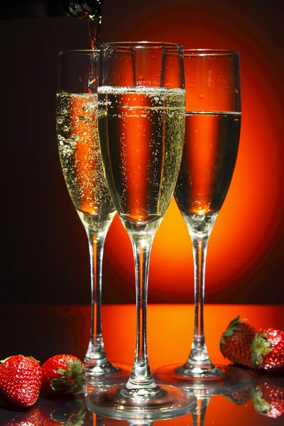 Champanhe derramado no copo — Fotografia de Stock