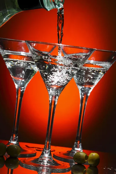 Martini wird in ein Glas gegossen — Stockfoto