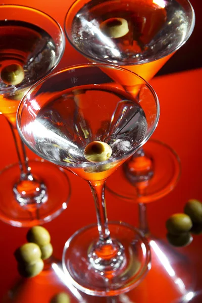 马提尼酒杯里面橄榄 — 图库照片