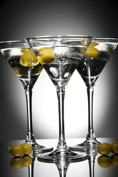 Martini Glas mit Olive innen — Stockfoto