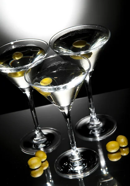 Martini szkła z oliwek wewnątrz — Zdjęcie stockowe